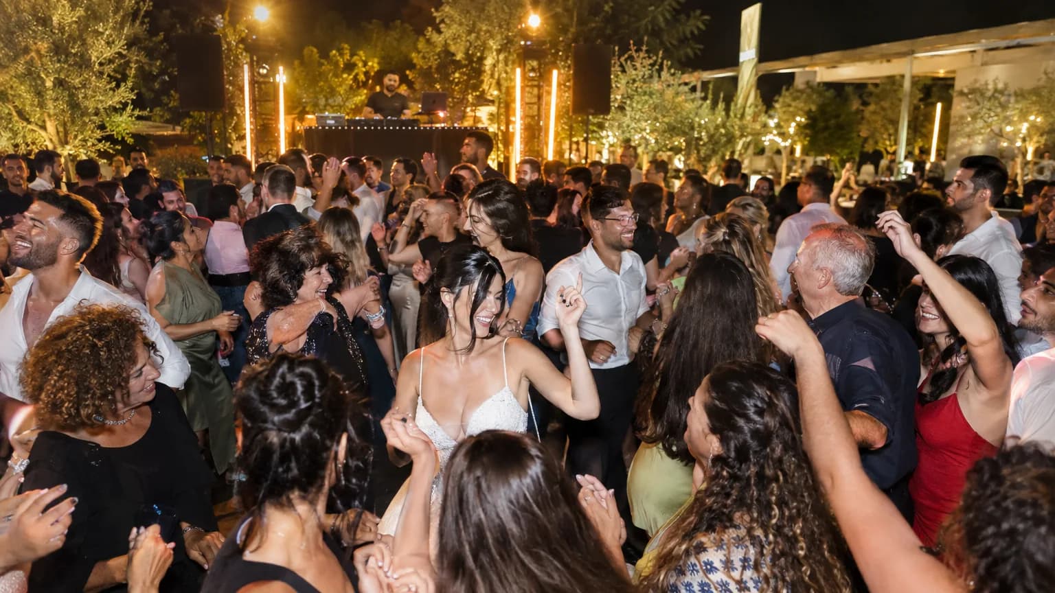 להקה או דיג'יי לחתונה: המדריך המלא שיעזור לכם להחליט